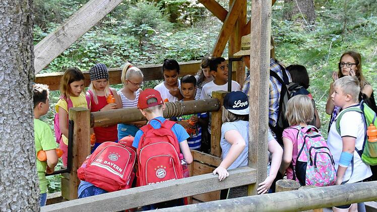 Viel Bewunderung fand bei den Kids die nachgebaute bergmännische Haspel an der ehemaligen Schachtanlage "Carl Christoph". Foto: Gerd Fleischmann