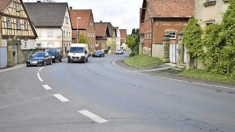 Ein Dorn im Auge ist beinahe für alle Bewohner von Römershofen die ständige Lärmbelästigung durch den starken Straßenverkehr auf der Hauptstraße wegen des schlechten Straßenbelags. Fotos: Gerold Snater