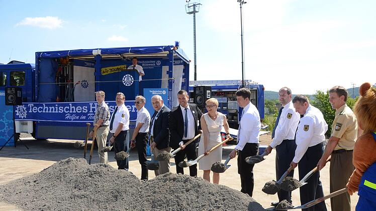 Erster Spatenstich für die neue Unterkunft des THW (von links): Richard Brand (Bundesanstalt für Immobilien Würzburg), Andreas Kiesel (Ortsbeauftragter THW Bad Kissingen), Holger Bothe (Leiter des Staatlichen Bauamtes), Alfred Schrenk (stellvertretender Landrat), Bürgermeister Toni Schick, Sabine Dittmar (MdB), Sandro Kirchner (MdL), Klaus Labitzke (THW Landesverband), Bernd Kirchner (Ausbildungsleiter) und Polizeichef Stefan Haschke.  Foto: Peter Rauch