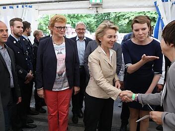 Fast jeder wollte ihnen die Hand schütteln oder ein Bild mit ihnen - Emmi Zeulner, Ursula von der Leyen, Monika Hohlmeier (von rechts). Alle Fotos: Barbara Herbst