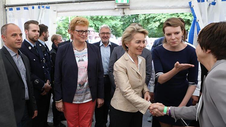Fast jeder wollte ihnen die Hand schütteln oder ein Bild mit ihnen - Emmi Zeulner, Ursula von der Leyen, Monika Hohlmeier (von rechts). Alle Fotos: Barbara Herbst
