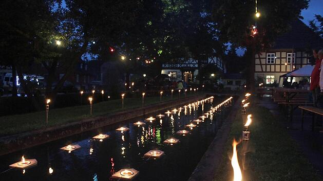 Der Bachlauf in Horsdorf wurde mit hunderten Kerzen illuminiert.  Fotos: markus Häggberg