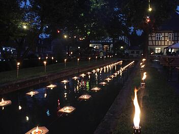 Der Bachlauf in Horsdorf wurde mit hunderten Kerzen illuminiert.  Fotos: markus Häggberg
