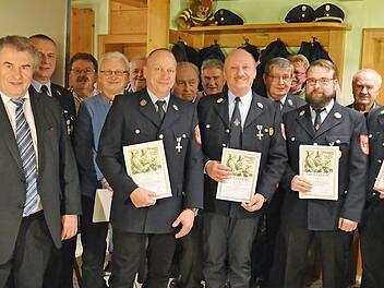 Nach den Ehrungen stellten sich die ausgezeichneten Aktiven und Mitglieder der Feuerwehr Wartenfels der Kamera. Im Bild (von links nach rechts) 2. Kommandant Christian Ziegler, Bürgermeister Siegfried Beyer, 1. Vorsitzender Frank Kremer, Reinhold Bähr, Robert Göcking, Hans-Gerhard Stöcker, Bernd Thierauf, Willi Seel, Werner Blüchel, Raimund Graß, Hans Utz, Gerhard Hohner, Holger Knoll, Werner Rubsch, Dirk Ziegler, Kreisbrandinspektor Horst Tempel und Elmar Schütz. Foto: Klaus-Peter Wulf