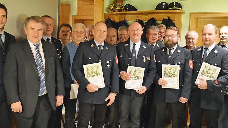 Nach den Ehrungen stellten sich die ausgezeichneten Aktiven und Mitglieder der Feuerwehr Wartenfels der Kamera. Im Bild (von links nach rechts) 2. Kommandant Christian Ziegler, Bürgermeister Siegfried Beyer, 1. Vorsitzender Frank Kremer, Reinhold Bähr, Robert Göcking, Hans-Gerhard Stöcker, Bernd Thierauf, Willi Seel, Werner Blüchel, Raimund Graß, Hans Utz, Gerhard Hohner, Holger Knoll, Werner Rubsch, Dirk Ziegler, Kreisbrandinspektor Horst Tempel und Elmar Schütz. Foto: Klaus-Peter Wulf