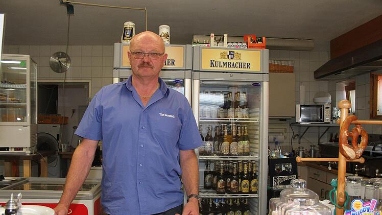 Kioskbetreiber Dieter Kern merkt sofort,  wenn  ein  Badeverbot verh&auml;ngt worden ist. "Zum Gl&uuml;ck kommen unsere Stammg&auml;ste noch", sagt er. Foto: Sonny Adam