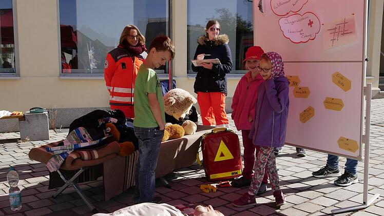 Was ist zu tun? Beim Jugendrotkreuz lernten die Kinder von  Rettungssanitäterin Jennifer Barnickel und Selina von Berg (von links) den  Feinschliff der Ersten-Hilfe.   Foto: Manja von Nida