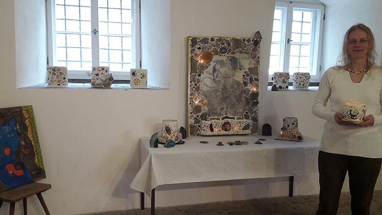 Ina Ritter zeigt in einer Ausstellung im Deutschordensschloss in Münnerstadt ihre Werk: Bilder und Kreationen. Sie geht nun nach einer Bäckerlehre ihrer Leidenschaft, der Malerei nach. Sie arbeitet inzwischen bei einem Betrieb  als Maler- und Verputzergesellin. Foto: Hartmut Hessel
