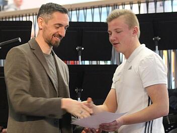 Ex-Fußball-Profi Roberto Hilbert (l.) aus Forchheim übereicht Florian Nagengast die Urkunde zum DFB-Junior-Coach. Er nahm mit weiteren Schülern des GFS an der Ausbildung teil.  Fotos: Daniel Ruppert
