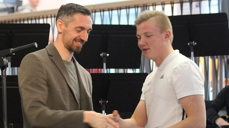 Ex-Fußball-Profi Roberto Hilbert (l.) aus Forchheim übereicht Florian Nagengast die Urkunde zum DFB-Junior-Coach. Er nahm mit weiteren Schülern des GFS an der Ausbildung teil.  Fotos: Daniel Ruppert