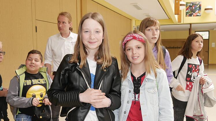 Lilli und Chira sind  richtig stolz, in die Moosschule zu gehen. Und sie sind beeindruckt  über die Auszeichnung. Foto: Manja von Nida