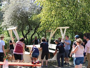 Mit vereinten Kräften trug die Landjugend die neue Sitzgruppe an Ort und Stelle.Klaus Klaschka