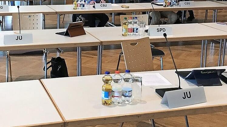 Mittendrin, statt nur dabei. Die JU sitzt im coronabedingten provisorischen Sitzungssaal im Herzogenauracher Vereinshaus inmitten der "Altparteien". Das garantiert die intensive Beteiligung der beiden Stadträte.  Fotos: Michael Busch