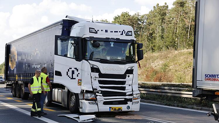 Auffahrunfall zwischen zwei LKW in Baustelle