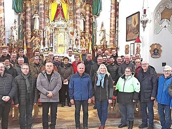 40 Wallfahrtsf&uuml;hrerinnen und Wallfahrtsf&uuml;hrer trafen sich in Marienweiher zur Besprechung der diesj&auml;hrigen Saison. Mit im Bild in der Mitte Wallfahrtsseelsorger Pater Benedykt.