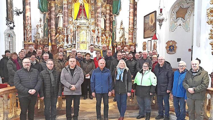 40 Wallfahrtsf&uuml;hrerinnen und Wallfahrtsf&uuml;hrer trafen sich in Marienweiher zur Besprechung der diesj&auml;hrigen Saison. Mit im Bild in der Mitte Wallfahrtsseelsorger Pater Benedykt.