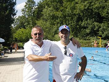 Bademeister "Katsche" Izban (l.) und sein Kollege von der Wasserwacht Yves Kull-Porisch Foto: Löwisch