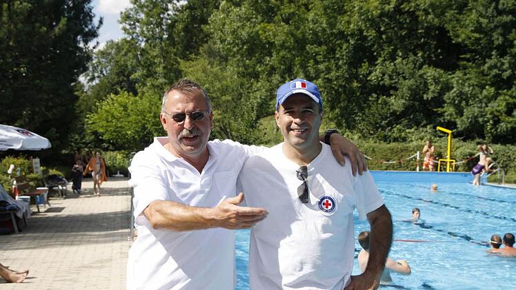 Bademeister "Katsche" Izban (l.) und sein Kollege von der Wasserwacht Yves Kull-Porisch Foto: Löwisch