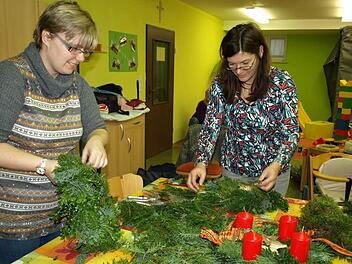 Sie sind quasi der Motor des Müttertreffs: Carmen Rehwald (links) und Silvia Holzmann binden Kränze. Foto: Susanne Deuerling