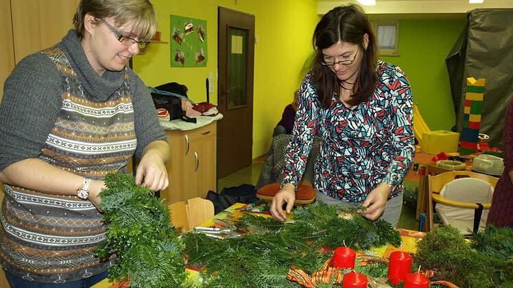 Sie sind quasi der Motor des Müttertreffs: Carmen Rehwald (links) und Silvia Holzmann binden Kränze. Foto: Susanne Deuerling