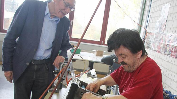 Stadtrat Horst Zahr interessierte sich sehr für die Arbeit von Hans-Joachim Zapf. "Das ist Recycling", erklärt Zapf.