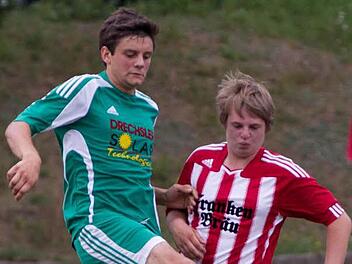 Florian Blinzler (links) vom SV Neuses war am Sonntag viermal erfolgreich und führt mit acht Treffern die Torschützenliste der A-Klasse 1 Kronach an. Foto: Archiv/Heinrich Weiß