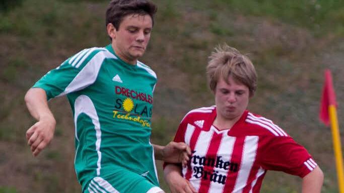 Florian Blinzler (links) vom SV Neuses war am Sonntag viermal erfolgreich und führt mit acht Treffern die Torschützenliste der A-Klasse 1 Kronach an. Foto: Archiv/Heinrich Weiß