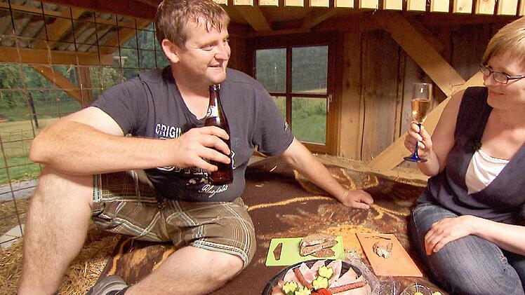 Sebastian und Ines machen ein Piknick. Foto: RTL