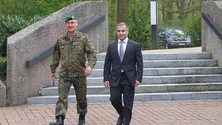 Zu einem Statement für die Presse kam Dilshad Barzani und traf mit Brigadegeneral Gert Johann Hagemann zusammen. Foto: Schaar