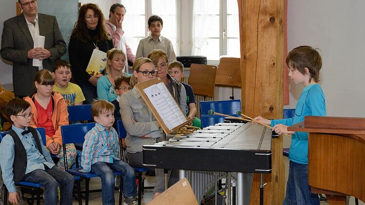 Zeigte sein Können am Marimbaphon: Felix aus Münnerstadt. Neben diesem Instrument lernt er auch Saxophon. Fotos: Björn Hein