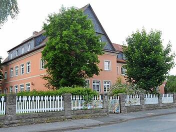 Immer wieder wird die Raumnot in der Berufsfachschule für Musik und beim Singschulwerk Oberfranken mit der Sing- und Musikschule für den Landkreis Kronach beklagt. Laut Bezirkstagspräsident Günther Denzler liegt es am Landkreis, Vorschläge für eine Erweiterung oder ein Ersatzgebäude zu machen.  Foto: K.- H. Hofmann
