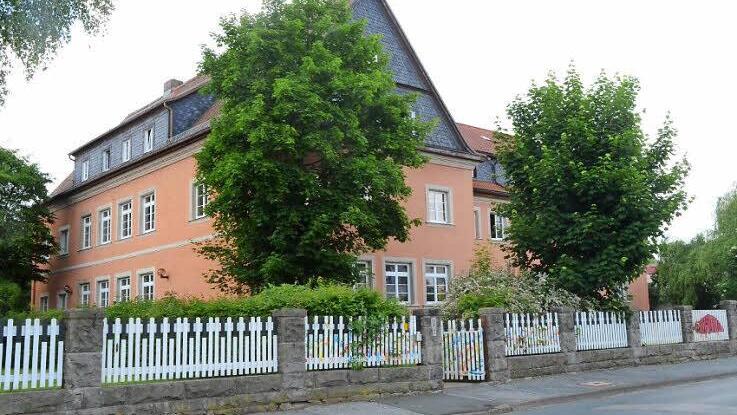 Immer wieder wird die Raumnot in der Berufsfachschule für Musik und beim Singschulwerk Oberfranken mit der Sing- und Musikschule für den Landkreis Kronach beklagt. Laut Bezirkstagspräsident Günther Denzler liegt es am Landkreis, Vorschläge für eine Erweiterung oder ein Ersatzgebäude zu machen.  Foto: K.- H. Hofmann