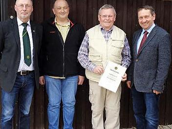 Obmann Karl Schoger und sein Stellvertretender Frank Fuchs (von links) ehrten Siegfried Konrad für 25 Jahre Treue. Mit im Bild Marktrodachs Bürgermeister Norbert Gräbner (rechts). Foto: Christine Fischer