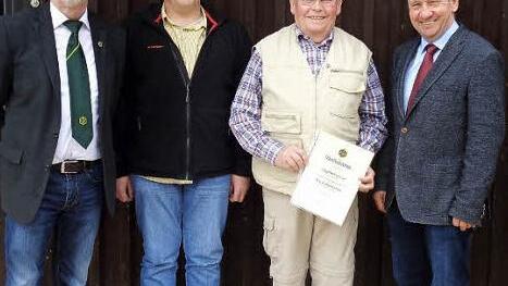Obmann Karl Schoger und sein Stellvertretender Frank Fuchs (von links) ehrten Siegfried Konrad für 25 Jahre Treue. Mit im Bild Marktrodachs Bürgermeister Norbert Gräbner (rechts). Foto: Christine Fischer