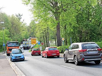 Verkehrsalltag am Tambacher Berg: wegen des hohen Schwerverkehrsanteils halten die hiesigen Politiker eine Umgehung für geboten - aber laut Nutzen-Kosten-Analyse würde sie sich nicht rechnen. Foto: Christiane Lehmann