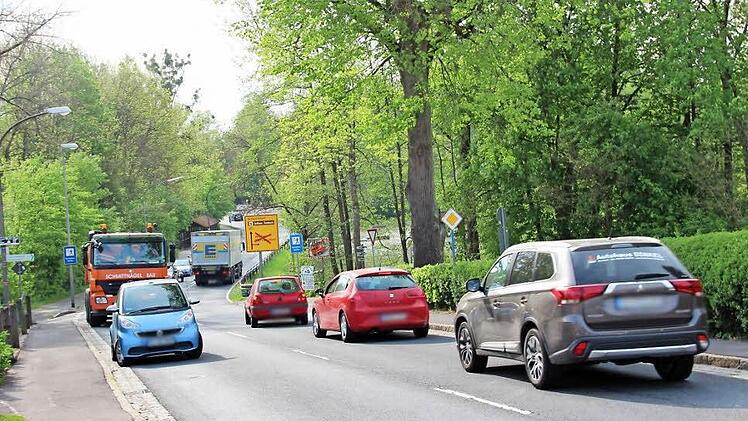 Verkehrsalltag am Tambacher Berg: wegen des hohen Schwerverkehrsanteils halten die hiesigen Politiker eine Umgehung für geboten - aber laut Nutzen-Kosten-Analyse würde sie sich nicht rechnen. Foto: Christiane Lehmann
