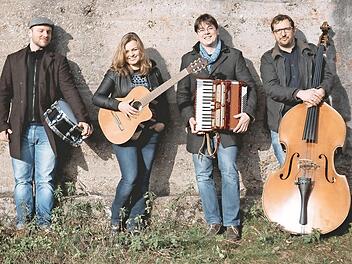 Fee Badenius singt und spielt Gitarre im vierköpfigen Ensemble. Ihre Bandkollegen Christoph Helm (von links), Johannes Still und Jochen Reichert begleiten sie mit Akkordeon, Klavier, Schlagzeug, Perkussion, Kontrabass und E-Bass.  Foto: Steffen Suuck