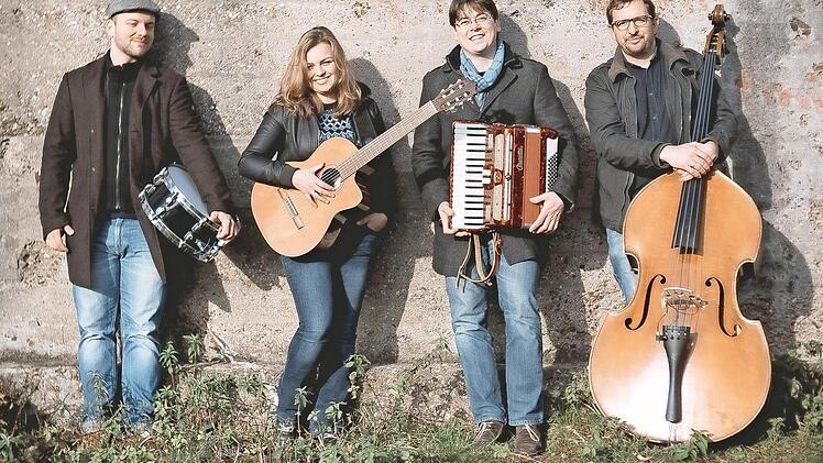 Fee Badenius singt und spielt Gitarre im vierköpfigen Ensemble. Ihre Bandkollegen Christoph Helm (von links), Johannes Still und Jochen Reichert begleiten sie mit Akkordeon, Klavier, Schlagzeug, Perkussion, Kontrabass und E-Bass.  Foto: Steffen Suuck