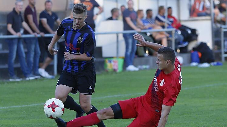 ATSV Erlangen - FSV Erlangen-Bruck: Sebastian Marx (rechts) grätschte in dieser Szene Gästespieler Mario Foth in die Parade. Foto: Sebastian Baumann/anpfiff.info