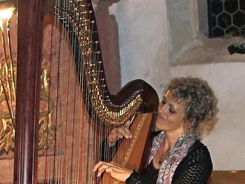 Anne Kox-Schindelin spielte virtuos auf ihrer Harfe und zeigte sich als Meisterin ihres Instruments.