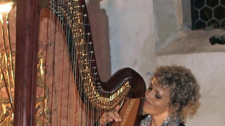 Anne Kox-Schindelin spielte virtuos auf ihrer Harfe und zeigte sich als Meisterin ihres Instruments.