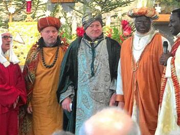 2017 waren (von links) Sternentr&auml;ger und die drei K&ouml;nige Balthasar, Kaspar und Melchior zum ersten Mal unterwegs. Unser Bild zeigt sie mit Pfarrer Blaise Okpanachi. Foto: Privat