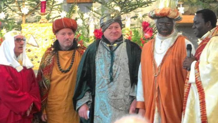 2017 waren (von links) Sternentr&auml;ger und die drei K&ouml;nige Balthasar, Kaspar und Melchior zum ersten Mal unterwegs. Unser Bild zeigt sie mit Pfarrer Blaise Okpanachi. Foto: Privat