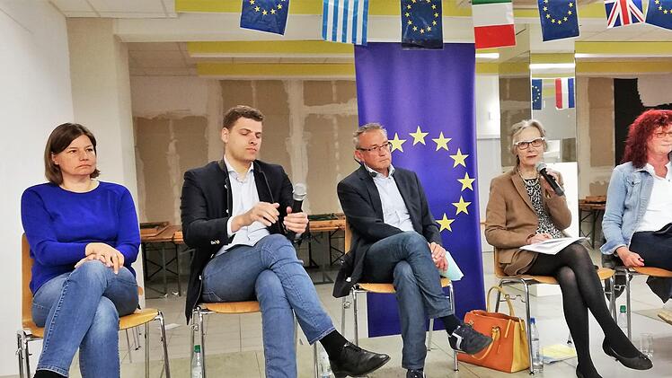 Über die Zukunft der Europäischen Union diskutierten mit Moderator Reinhard Schaupp (Mitte) die Politiker (von links) Manuela Rottmann (MdB; Bündnis 90/Die Grünen), Christian Staat (CSU), Adelheid Zimmermann (FDP) und Kerstin Westphal (MdEP; SPD)Sigismund von Dobschütz