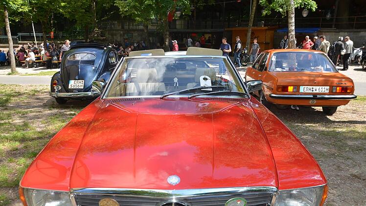 Die Youngtimer prägten beim Oldtimerfrühschoppen das Bild. Hier ein Mercedes-Coupe vor einem Opel Ascona und einem (älteren) Käfer