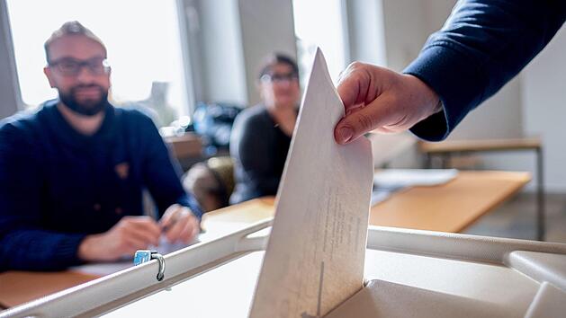 In Ansbach entscheiden die B&uuml;rger in einer Stichwahl &uuml;ber den k&uuml;nftigen Oberb&uuml;rgermeister. Symbolbild: Peter Steffen/dpa