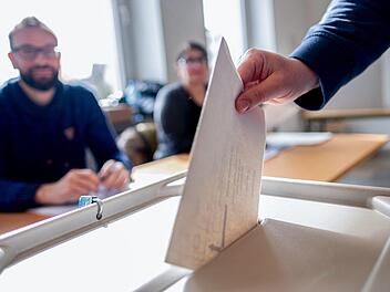 In Ansbach entscheiden die Bürger in einer Stichwahl über den künftigen Oberbürgermeister. Symbolbild: Peter Steffen/dpa
