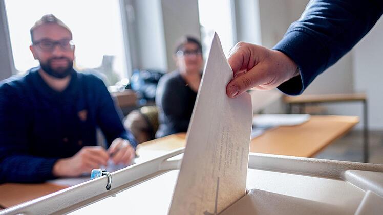 In Ansbach entscheiden die Bürger in einer Stichwahl über den künftigen Oberbürgermeister. Symbolbild: Peter Steffen/dpa