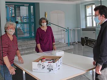 Marianne Kellner (links), Marianne Schmittlutz (Mitte) und Eduard Schmittlutz erproben das kontaktfreie Ausgabesystem in Eltmanner Stadthalle. Dort haben sie in Zeiten von Corona mehr Platz und k&ouml;nnen so den Abstand wahren.  Fotos: Sven D&ouml;rr