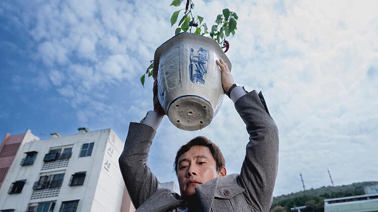 Um sich im Kampf um einen neuen Job gegen die Konkurrenz durchzusetzen, greift Man-soo (Lee Byung-hun) in "No Other Choice" zu drastischen Mitteln.